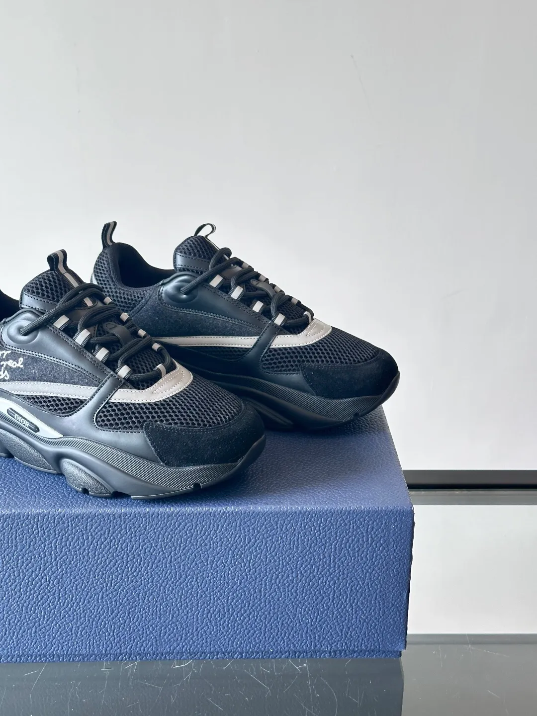 Factory price: 480💰 ◾️▫️Dior D®️ x 🆕 (high version) B22 men's jogging fashion sneakers, this single product draws inspiration from retro jogging shoes. It adopts a thick low-top design, with an upper made of black cow leather and mesh fabric, and a black and white engraved rubber sole. Black mesh fabric tongue and heel counters complement black laces, with an embossed "Di~r" logo embellishment on the side. These sneakers can be mixed and matched with a classic suit for a sporty chic look! Size: 39-45 (38, 46 can be customized)